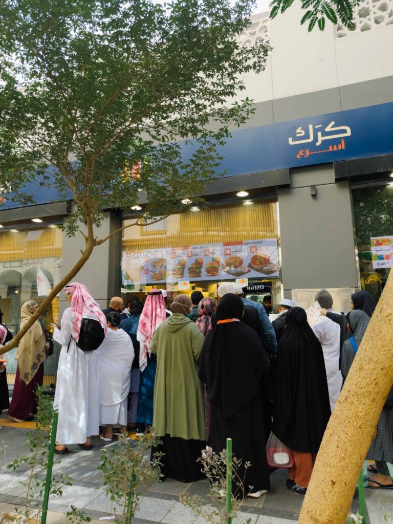Jemaah wanita beratur di kedai makanan di Madinah
