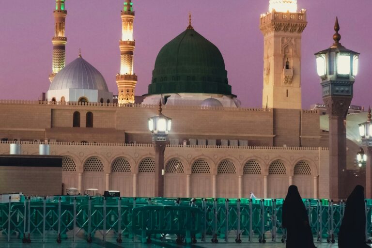 Jemaah wanita di perkarangan Masjid Nabawi waktu senja