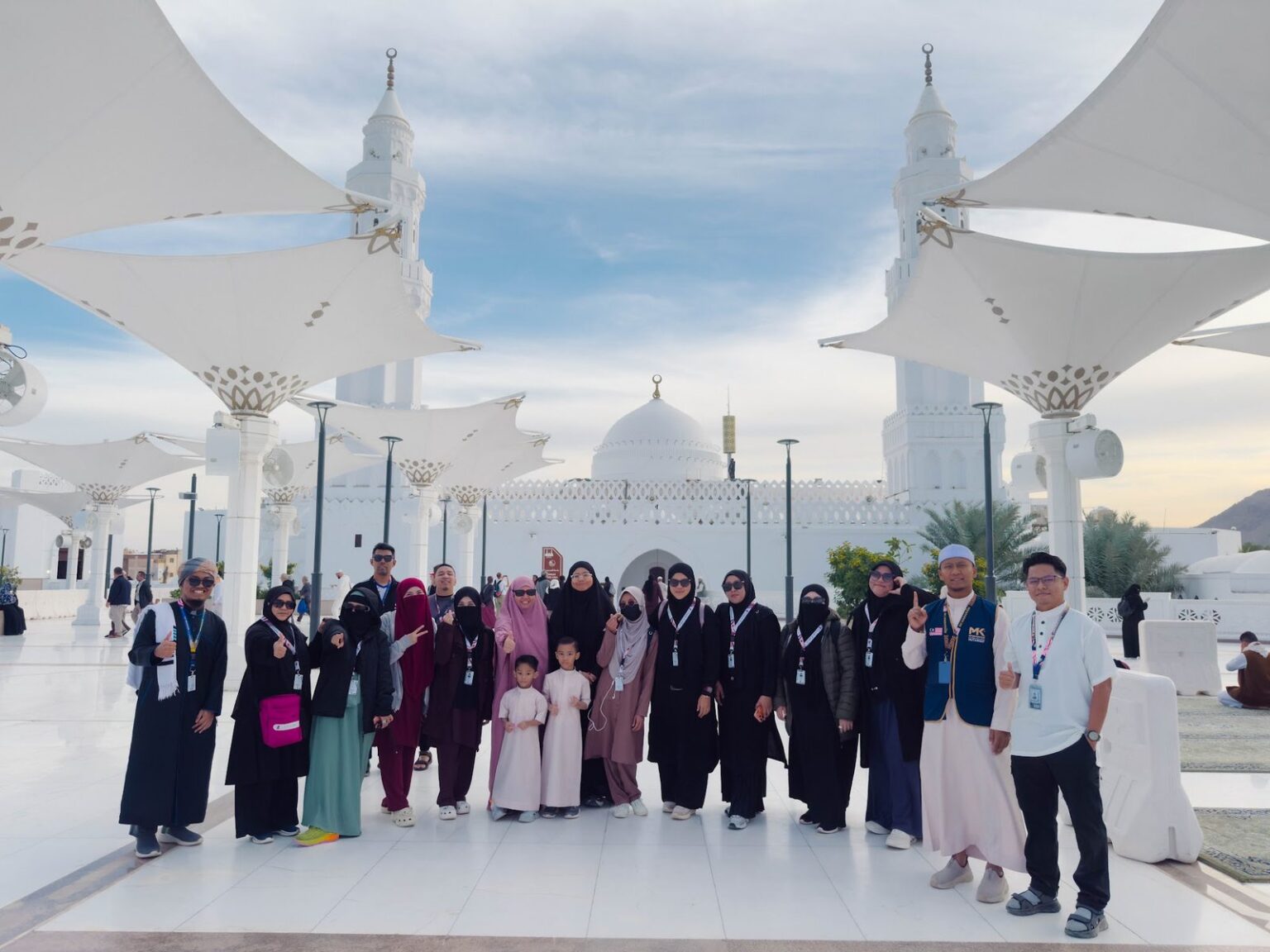 Kumpulan jemaah MK Haramain di perkarangan Masjid Quba