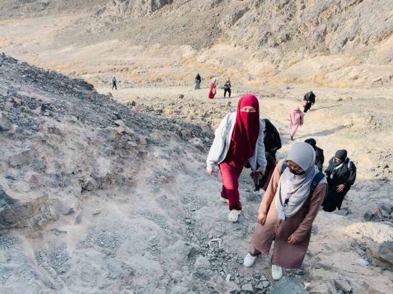 Jemaah wanita mendaki laluan berbatu semasa ziarah