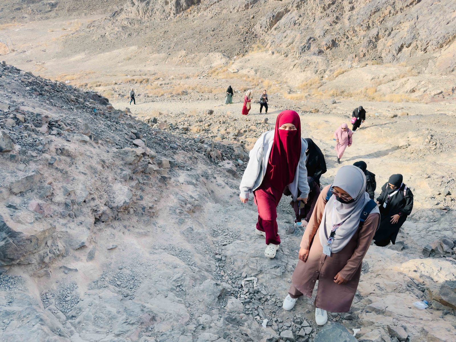 Jemaah menziarahi kawasan bukit di Madinah
