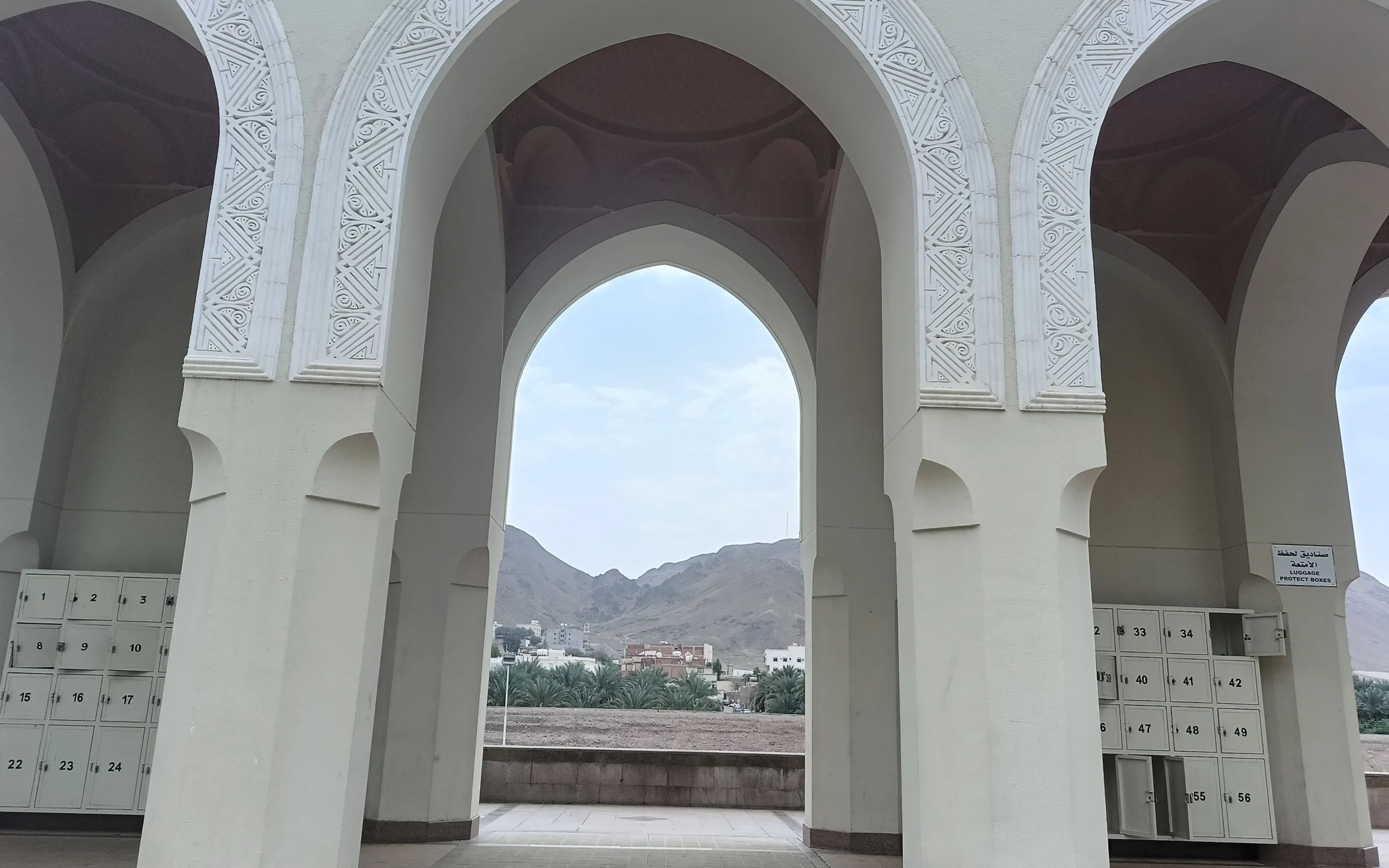 Pemandangan bukit di sekitar Wadi al-Aqiq dilihat melalui lengkungan serambi Masjid Miqat Zulhulaifah