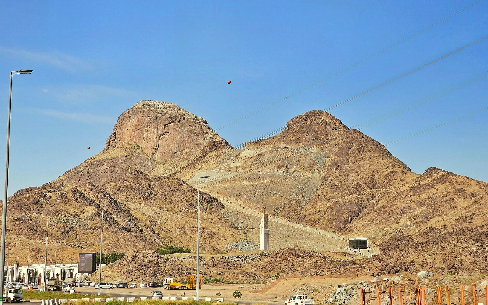 Jabal Nur di Mekah, bukit tempat terletaknya Gua Hira, di bawah langit biru