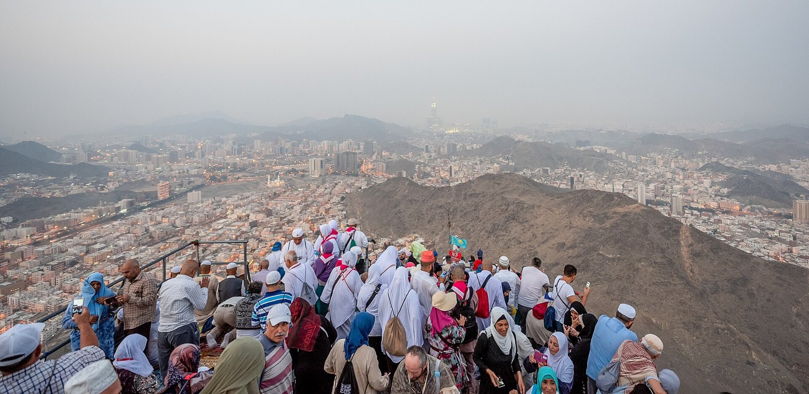 Pengunjung di lereng Jabal Nur dengan pemandangan kota Mekah di bawahnya