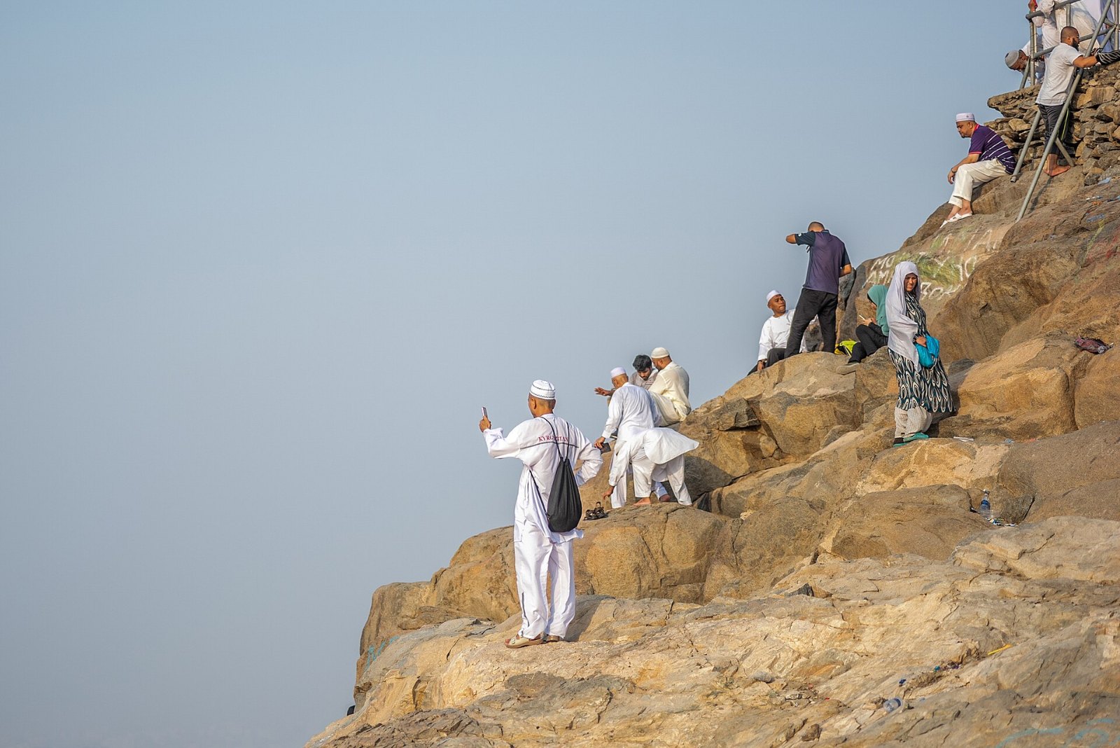 Pengunjung mendaki lereng berbatu Jabal Nur menuju Gua Hira