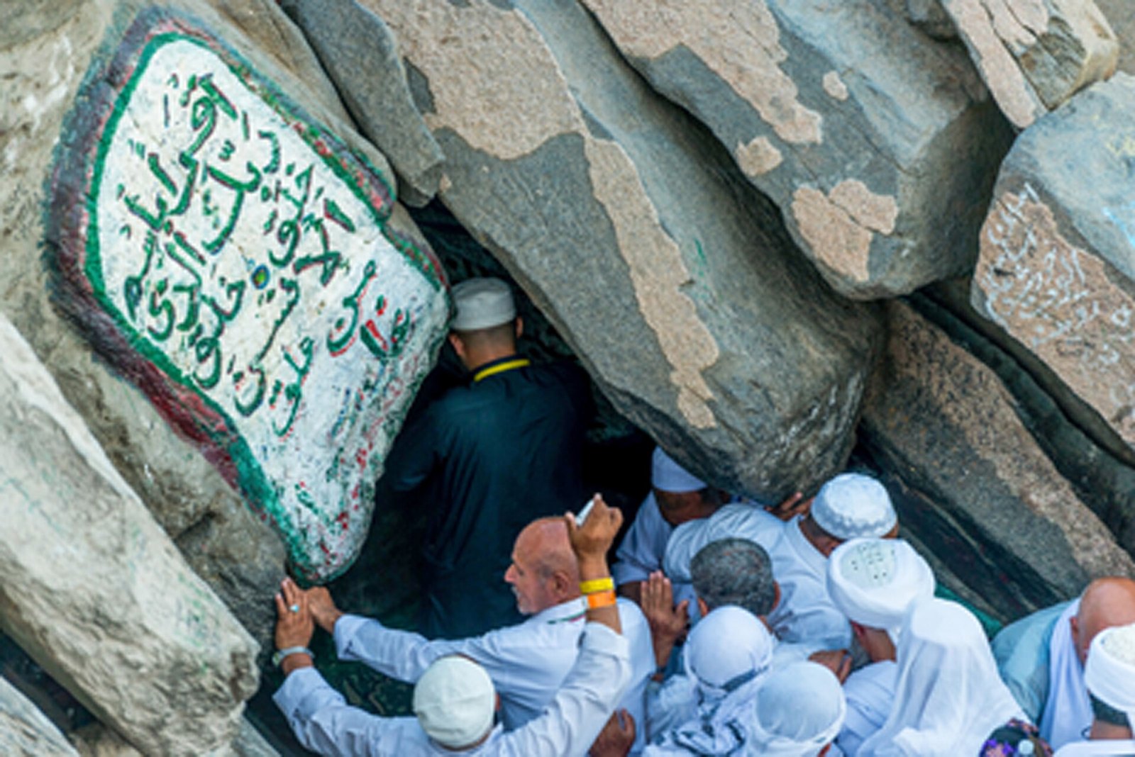 Jemaah beratur di celah batu pintu masuk Gua Hira di Jabal Nur