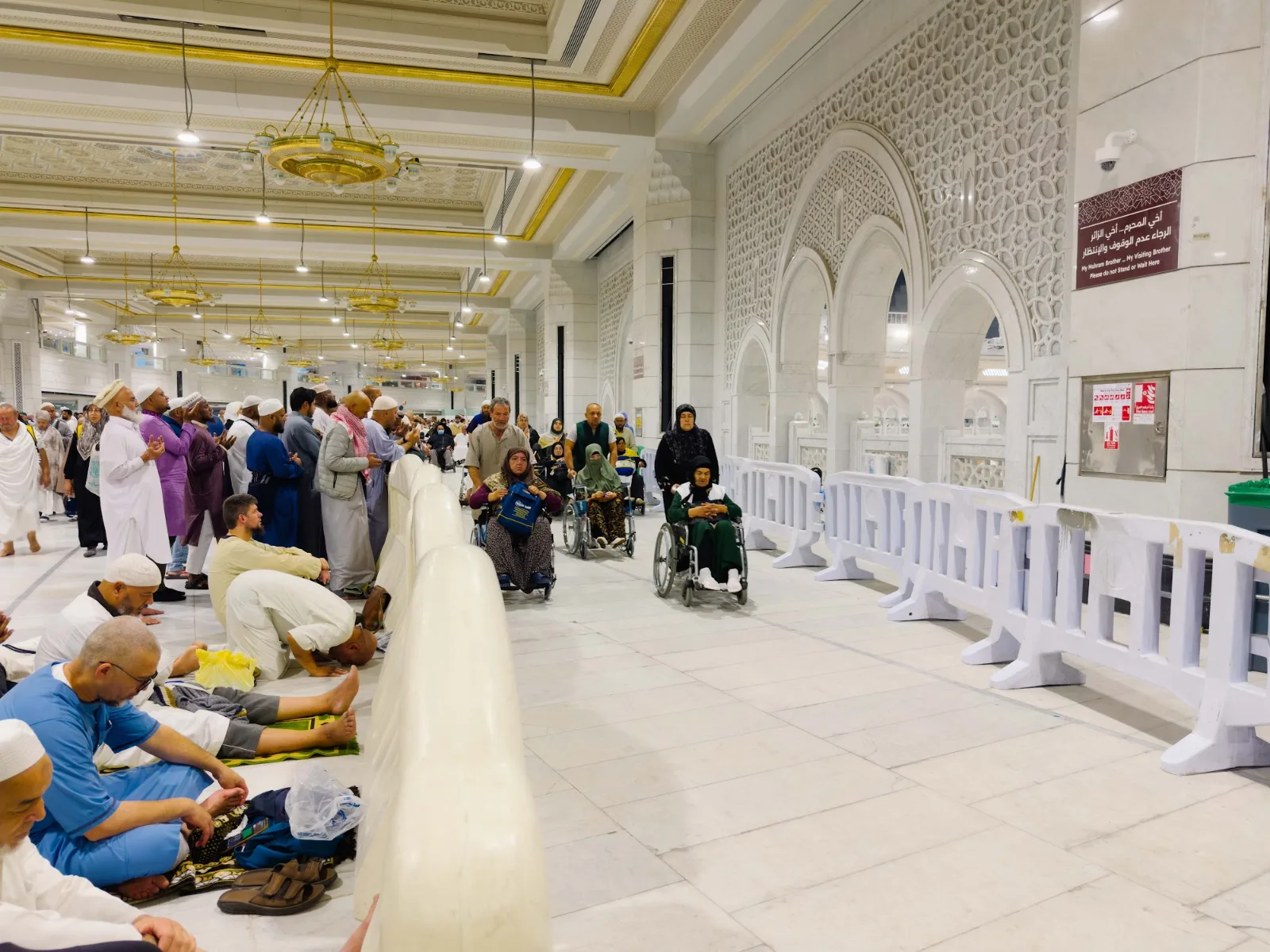 Jemaah warga emas menggunakan kerusi roda di laluan Masjidil Haram