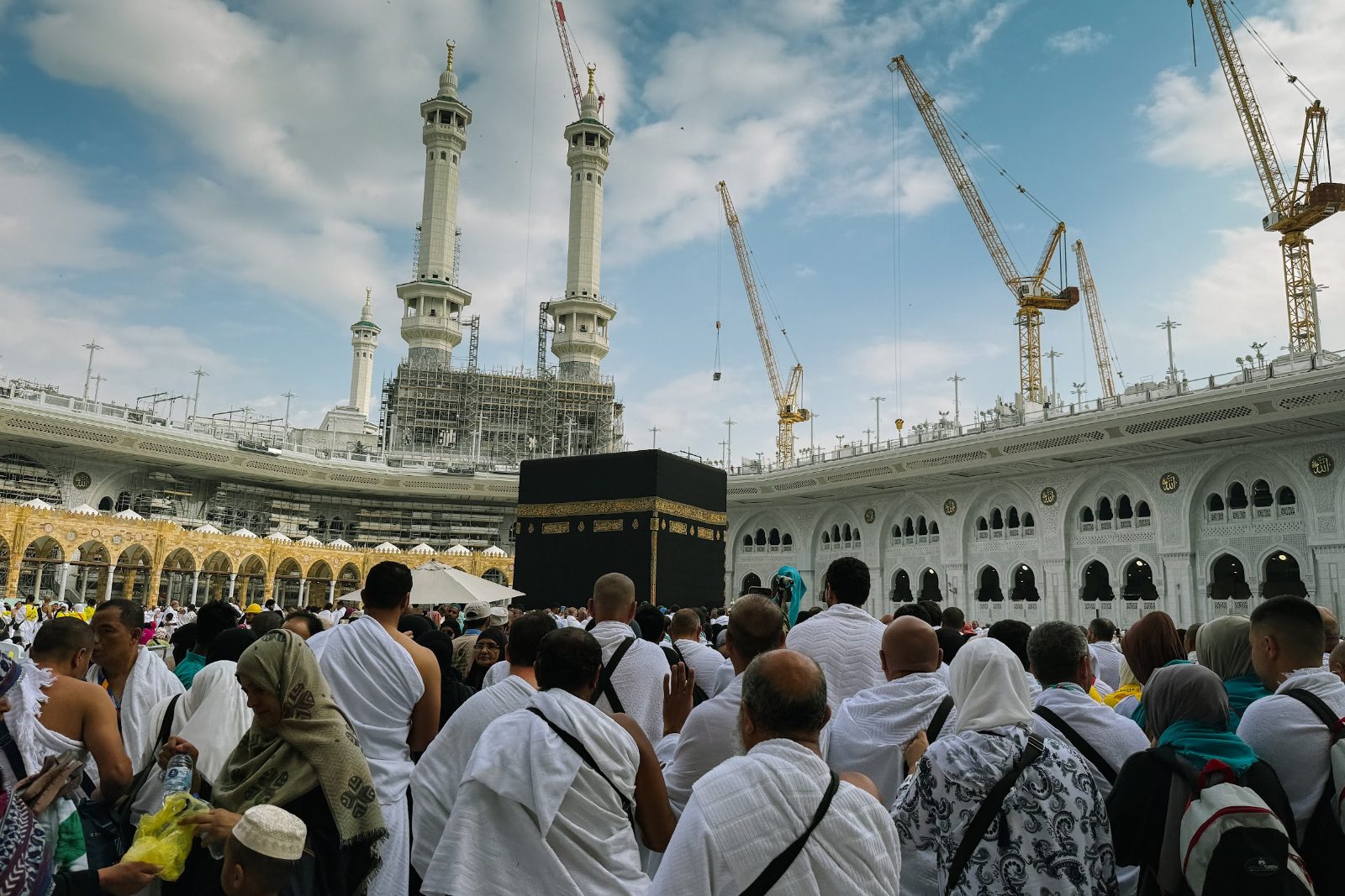 Jemaah umrah di dataran tawaf menghadap Kaabah di Masjidil Haram, Makkah