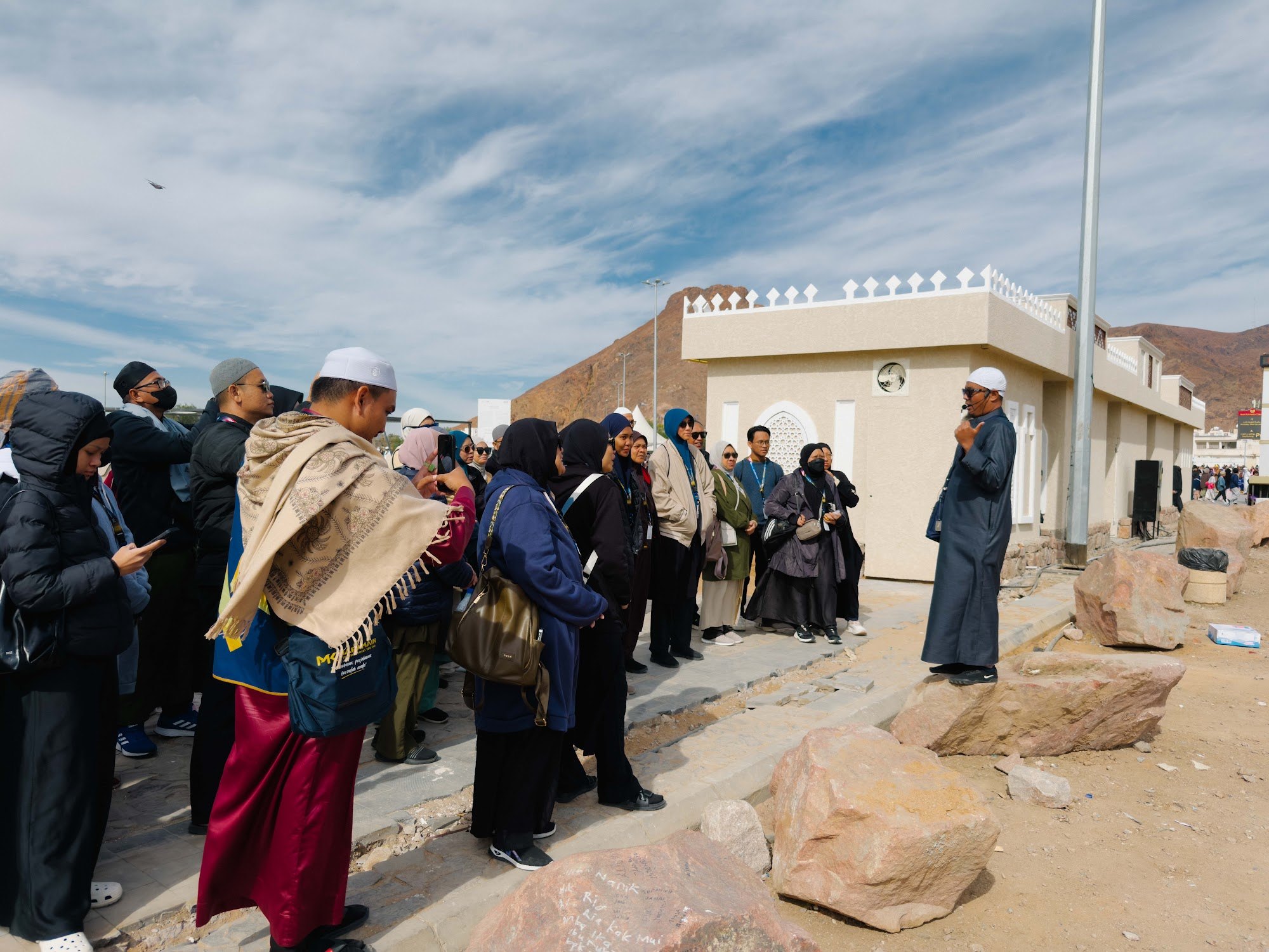 Mutawwif memberi penerangan sirah kepada jemaah umrah MK Haramain di kawasan Uhud